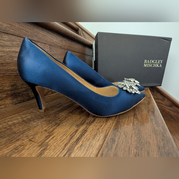 Gardenia Mid-Heel Pumps in Navy Badgley Mischka NWT Size 5.5 - Picture 5 of 13